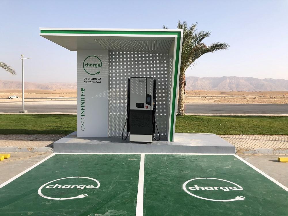 وزارة الكهرباء تعلن موعد وأسعار شحن السيارات الجديدة