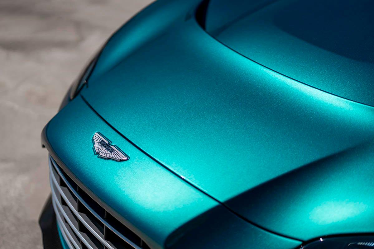 أستون مارتن V12 فانتاج رودستر الجديدة كليا بقوة 700 حصان