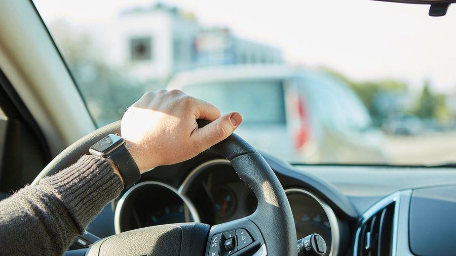 ضعف سحب السيارة أثناء السير: الأسباب والتفاصيل
